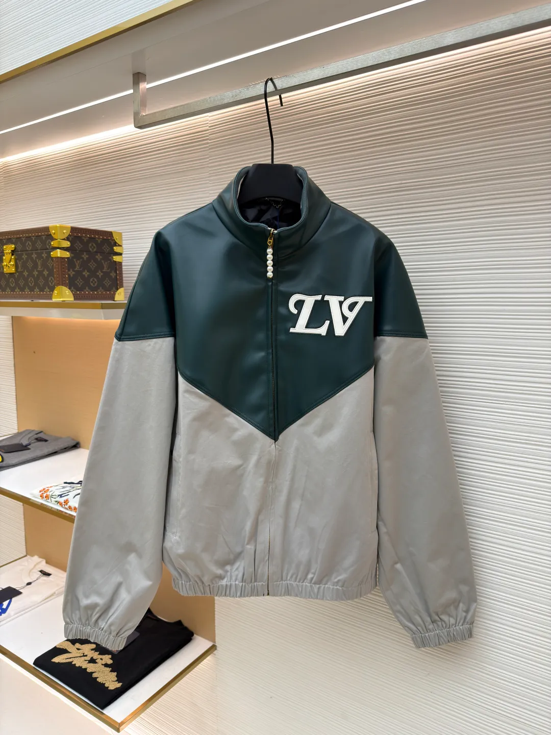 LOUIS VUITTON color-blocked sports long-sleeved jacket ●Original version: purchased and developed by 35590 ●Item number: 1681459-B80 ●Fabric: leather fabric ●Technology: intarsia production ●Color: gray-green splicing ●Version: fitted version ●Weight: about 800 grams ●Size: 46-48-50-52 ●Description: This jacket is made of high-quality genuine leather fabric. After special treatment, it feels soft and has a delicate luster. The contrasting color splicing design presents a fashionable layering. The stand-up collar structure is paired with a brand-customized metal zipper, and the zipper head is decorated with exquisite and luxurious pearls. The "LV" logo on the chest adopts three-dimensional leather embossing technology, with precise edge routing, strong three-dimensional effect and high recognition. The zipper pockets on both sides of the body are reinforced and sewn, which is practical and enhances the design. The splicing uses professional leather sewing technology, the stitch length is fine and even, and the ribbed design of the hem and cuffs fits the body shape. From the selection of genuine leather fabrics to the control of detailed craftsmanship, every process reflects LOUIS VUITTON's ultimate pursuit of craftsmanship precision and luxury style. It not only shows the high-end texture of leather items, but also highlights the brand design language through contrasting colors and three-dimensional logos. It is a fusion of leather craftsmanship and fashion design. The overall wiring is straight and delicate, the fabric is comfortable and soft, and the color is consistent without color difference. It can be matched with the same style to create a fashionable look and control various occasions. Customized accessories, complete with three standards, same style for men and women!